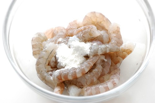 Marinate-peeled-fresh-shrimp-with-salt